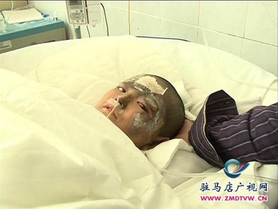 特別關(guān)注：深夜火災(zāi)一家三口兩人重傷，同窗好友集體救助_2014121420339.JPG