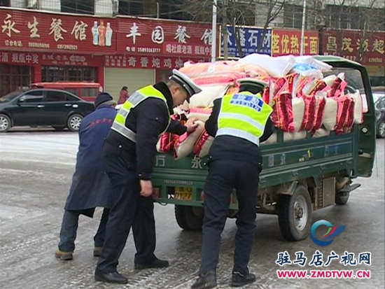 雨雪天氣路滑難行，交警提醒安全出行3.JPG