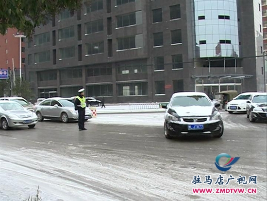 雨雪天氣路滑難行，交警提醒安全出行(1).JPG