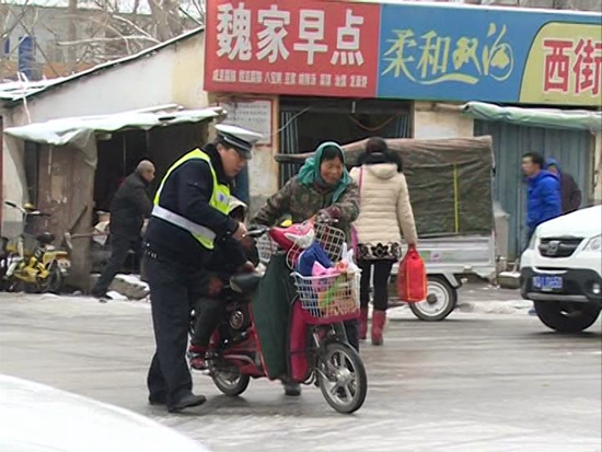 雨雪天氣路滑難行，交警提醒安全出行1.JPG