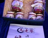 據(jù)了解，駐馬店清雅齋清真食品有限公司成立于2015年10月，是一家年輕的食品加工企業(yè)。公司位于駐馬店裝備產(chǎn)業(yè)集聚區(qū)，占地約2000平方米，擁有先進(jìn)的標(biāo)準(zhǔn)化生產(chǎn)設(shè)備和大型倉庫。公司專注于清真類食品的研發(fā)和加工，其主打的“馬老饕”牌清真牛肉醬和牛肉條，以我市豐富的夏南牛資源為原料基地，以獨特配方和加工工藝制成，填補了我市該類食品加工業(yè)的空白。