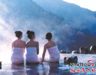 泡溫泉：嵖岈山溫泉度假酒店溫泉占地150畝，整個(gè)項(xiàng)目是由河南省乃至中原六省最大的溫泉項(xiàng)目。將中國的養(yǎng)生溫泉文化演藝的淋漓盡致。她將中國人的健康概念提升到一個(gè)高度。她引領(lǐng)的是一種健康的生活方式。溫泉水屬國家罕見的鈾溫泉，溫泉水富含氯、硫酸根、氟、氡、可溶性硅酸、鈉、鈣、鉀、鎂等30多種有益人體的礦物質(zhì)微量元素，常泡溫泉具有養(yǎng)生、美容、延年益壽等功效。