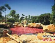 露天溫泉占地120畝，整個(gè)露天溫泉區(qū)溫泉養(yǎng)生功效泡池163個(gè)，及其的震撼和壯觀。室內(nèi)溫泉綜合服務(wù)樓，總面積2萬平方米，一次性可接待約6000人。    優(yōu)惠活動(dòng)：   嵖岈山溫泉小鎮(zhèn)鉅惠會(huì)員卡提前預(yù)售，辦理前100名會(huì)員卡的，根據(jù)會(huì)員辦理繳費(fèi)情況，免費(fèi)贈(zèng)送嵖岈山溫泉門票，最多可贈(zèng)送100張，名額有限，贈(zèng)完為止！咨詢電話0396-4999999/4999906市內(nèi)：溫泉門票買二送一，買三送二地址：建業(yè)森林半島38號(hào)樓5單元6樓電話：15103812551    13839938576