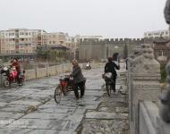 河南民間古建筑——宏濟(jì)橋位于河南省汝南縣城北，跨汝河，明代稱弘濟(jì)橋、博愛橋，清代稱迎恩橋，因靠近天中山又稱天中橋，現(xiàn)在以方位稱北關(guān)大橋。歷經(jīng)400余年，安然挺立，為豫南地區(qū)著名的古橋梁。（圖/文野貓）
