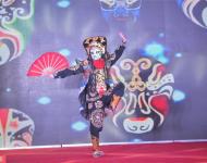 變臉大師為現(xiàn)場(chǎng)觀眾帶來中國(guó)國(guó)粹節(jié)目——變臉