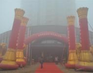 【駐馬店廣視網(wǎng)】（記者 朱劍鋒）1月9日上午，河南金地集團(tuán)十周年大慶輝煌再出發(fā)活動(dòng)在確山縣金地?盛世華庭隆重舉行。世界杰出華商協(xié)會(huì)主席、天九平臺(tái)投資集團(tuán)總裁，湖南天九雙眾資產(chǎn)管理有限公司董事長(zhǎng)姜正軍先生，中共確山縣委統(tǒng)戰(zhàn)部部長(zhǎng)張萬兵等領(lǐng)導(dǎo)以及30多家新聞媒體記者出席慶?；顒?dòng)。十年金地，躬耕確山，在城市發(fā)展的歷史進(jìn)程中，留下了濃墨重彩的一筆。從金地?愛民安置小區(qū)到金地?盛世華庭，金地家園作為確山宜居生活建設(shè)領(lǐng)航者和開拓者，持續(xù)為確山締造時(shí)代地標(biāo)和人居典范工程，構(gòu)筑城市最亮麗的風(fēng)景線。