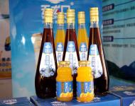 本地特色產(chǎn)品五龍口飲品飲品在優(yōu)質(zhì)果蔬原產(chǎn)地甄選上等的食材入料，在順應(yīng)大眾對產(chǎn)品營養(yǎng)和口感雙重需求的前提下，融合傳統(tǒng)鮮榨工藝與現(xiàn)代科技，最大限度地保留果蔬的天然成分，最大限度地保持果蔬的芬芳。