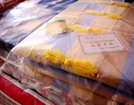 上蔡縣手織老粗布?xì)v史悠久，在汲取傳統(tǒng)的粗布文化精髓的基礎(chǔ)上開發(fā)出既保持傳統(tǒng)粗布厚重拙樸的原始風(fēng)格，又帶有現(xiàn)代時(shí)尚氣息的老粗布工藝新品種，使這一民間傳統(tǒng)工藝得到了繼承與發(fā)展。
