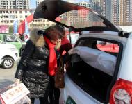 新能源電動車成為消費(fèi)者的新寵，慢慢走近千家萬戶。