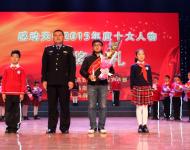 甘守清貧卻大方資助別人，忠于職責卻把對親人的愛深埋在心里。扎根基層保一方平安，他是百姓心中的守護神；心系群眾為人民著想，他是鄉(xiāng)親們心貼心的好所長。貼心的所長不該走。貼心所長——夏明臣