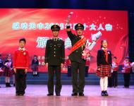 滄海橫流，方顯英雄本色。面對危險義無反顧，他的從容讓人敬佩；處置事故身先士卒，他的身影讓人動容。穿越生死為人們帶來平安，愛兵如子用生命書寫忠誠。消防衛(wèi)士——董英俊 