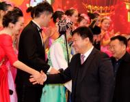 駐馬店人民政府市長陳星、市政協(xié)主席劉軍甫、市政府常務(wù)副市長張昕、市委宣傳部部長戚存杰上臺與演職人員握手。