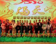 駐馬店人民政府市長陳星、市政協(xié)主席劉軍甫、市政府常務(wù)副市長張昕、市委宣傳部部長戚存杰上臺與演職人員合影。