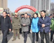       當(dāng)天上午，駐馬店市委常委、宣傳部長戚存杰，市政府副市長馮玉梅親臨現(xiàn)場慰問說書藝人并和市委宣傳部、文廣新局領(lǐng)導(dǎo)以及數(shù)千名市民一起觀看精彩的演出。