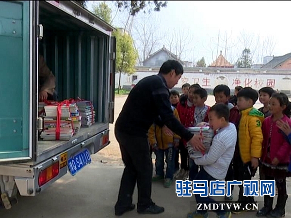 <a  href='http://www.505879.com/listseo-165-0.html' _fcksavedurl='http://www.505879.com/listseo-165-0.html'  title='遂平' target='_blank' >遂平</a>吳房義工向西平鄉(xiāng)鎮(zhèn)小學(xué)捐贈1000套愛心圖書_20160304150739.jpg