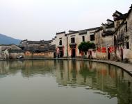 因一襲煙雨罩江南，兩袖清風論古今?！杜P虎藏龍》、《蘇乞兒》之類的經(jīng)典古裝動作片在宏村取景拍攝，