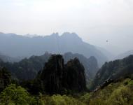 黃山原名黟山，因峰巖青黑，遙望蒼黛而名。后因傳說軒轅黃帝曾在此煉丹，故改名為“黃山”。明朝旅行家徐霞客登臨黃山時，曾對黃山的秀麗這樣贊嘆：“薄海內外之名山，無如徽之黃山。登黃山，天下無山，觀止矣！”被后人引申為“五岳歸來不看山，黃山歸來不看岳”。（攝影/水墨丹青）