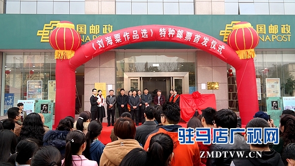 圖為河南省花鳥畫研究會(huì)理事、天中書畫院名譽(yù)主席、天中書畫院院長(zhǎng)閆云的師傅、91歲高齡的周韶文大師為活動(dòng)助力.jpg