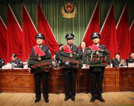 榮獲2015年度全市公安機關“優(yōu)秀基層單位”、“好警嫂”、“優(yōu)秀共產(chǎn)黨員、“優(yōu)秀人民警察”、“執(zhí)法監(jiān)督標兵”、“破案能手”和“抓捕能手”等13項榮譽稱號的代表上臺領獎。