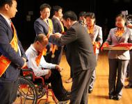 市委副書記、秘書長李寶清為“駐馬店青年五四獎章”獲得者頒獎