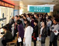 檢驗(yàn)科采血處排滿了前來(lái)檢查的患者，把過(guò)道堵得嚴(yán)嚴(yán)實(shí)實(shí)。