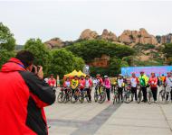 【駐馬店廣視網(wǎng)】（記者 蘇莎）5月21日-22日，體彩?環(huán)中原2016自行車公開賽暨“嵖岈山杯”駐馬店環(huán)嵖岈山自行車賽在我市5A級景區(qū)嵖岈山舉行。在開幕式和比賽現(xiàn)場，人們紛紛用手機(jī)、相機(jī)和攝像機(jī)記錄下精彩瞬間，駐馬店廣視網(wǎng)記者用鏡頭捕捉到了一些有趣的拍客畫面，分享給廣大網(wǎng)友。隨著手機(jī)的普及，拍攝已經(jīng)不再是專業(yè)人士的行為。隨手拍已經(jīng)成為人人都可以做到的記錄方式，我們都正在自覺或不自覺的用這種方式來記錄生活，見證歷史。