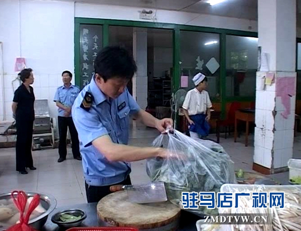 執(zhí)法人員檢查考場附近酒店廚房<a  href='http://www.505879.com/'  title='衛(wèi)生' target='_blank' >衛(wèi)生</a>_副本.jpg