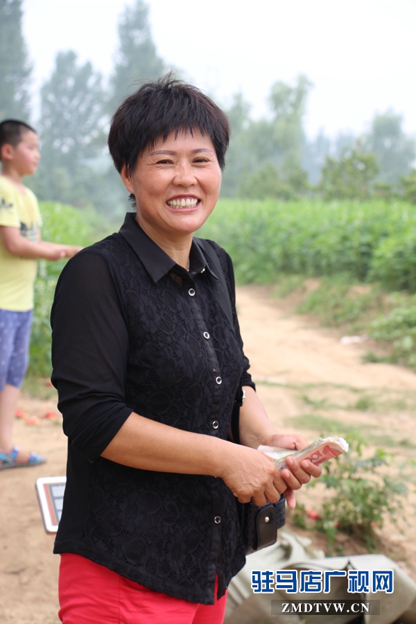 西瓜賣完了，王玲樂了.JPG