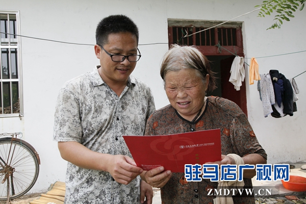 媽媽拿著兒子大紅色的大學錄取通知書，心里很美。.jpg