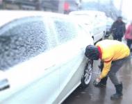 一個(gè)電話就趕來(lái)修車的小伙子。