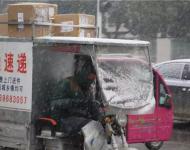 辛勤工作的快遞哥也是冒著大雪早早出門，開始一天的快遞配送工作，而這一切，除了養(yǎng)家糊口，你也不得不承認(rèn)是為了讓你更早的收到自己的包裹。