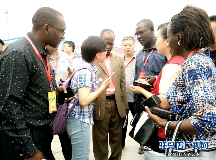 來自160個(gè)代表團(tuán)、5000多家企業(yè)的近2萬名嘉賓客商再次相聚天中、共話合作共贏。圖片拍攝：蘇莎