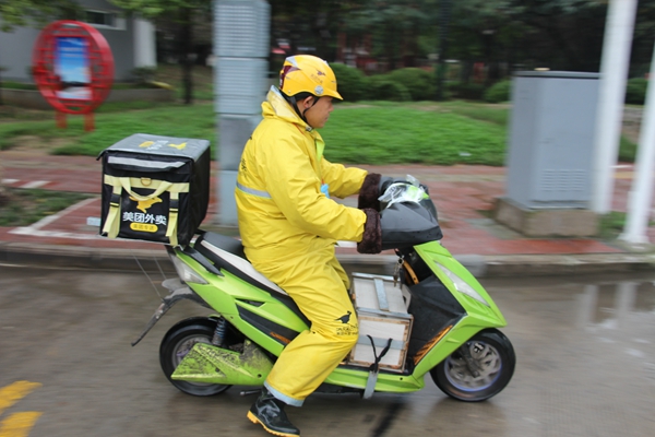 風(fēng)雨中 那些堅守的身影