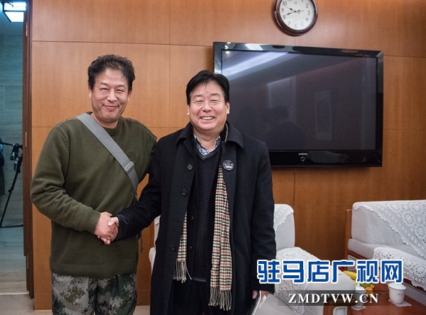 貴賓室內(nèi)，中國攝影家協(xié)會副主席張桐勝向野貓道賀并給予親切鼓勵.jpg