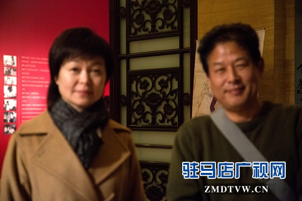 貴賓室內(nèi)，中國攝影家協(xié)會主席王瑤向張愛武道賀并給予親切鼓勵.jpg