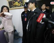 2014年1月29日，北京門頭溝法院執(zhí)行庭法官為了18名農(nóng)民工能夠順利拿到包工頭張某的欠薪，一大早便驅(qū)車趕往一直與法院“躲貓貓”的張某家，對其進(jìn)行強(qiáng)制執(zhí)行。圖為法官到張某家后，其妻稱他已幾個(gè)月沒回家。法制晚報(bào)/視覺中國