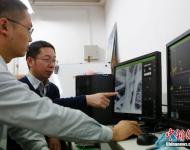 劉勇教授（左二）分析霧霾顆粒。