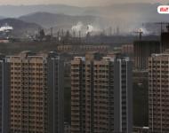 而盧廣這組圖片所反映出的也僅僅是工業(yè)發(fā)展影響城市環(huán)境的一個(gè)縮影。圖為站在邯鄲武安市城區(qū)西邊的商品房里，可清楚看到后方的裕華、金鼎、龍山等煉鋼企業(yè)。