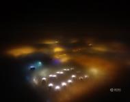 2017年1月3日，霧霾籠罩津城如“仙境”，記者航拍夜色中的城市，在霧霾之上，看到樓宇籠罩在霧霾中，燈光穿透霧霾發(fā)出幽幽的彩色光。nico/東方IC