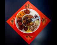 1月4日，內(nèi)蒙古呼和浩特市玉泉區(qū)清泉街社區(qū)一位老人在展示臘八粥食材。當(dāng)日，呼和浩特市玉泉區(qū)清泉街社區(qū)舉辦“溫暖臘八粥 濃濃鄰里情”活動，喜迎即將到來的“臘八節(jié)”。新華社發(fā) 丁根厚 攝