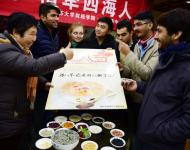 1月4日，內(nèi)蒙古呼和浩特市玉泉區(qū)清泉街社區(qū)一位老人在展示臘八粥食材。當(dāng)日，呼和浩特市玉泉區(qū)清泉街社區(qū)舉辦“溫暖臘八粥 濃濃鄰里情”活動，喜迎即將到來的“臘八節(jié)”。新華社發(fā) 丁根厚 攝
