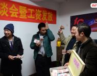 2014年12月23日，河北石家莊市農(nóng)民工法律援助中心舉行了“農(nóng)民工法律援助工作座談會暨工資發(fā)放儀式”，現(xiàn)場發(fā)放了由該中心律師為25名農(nóng)民工追回的30萬元工資款。圖為拿到血汗錢的農(nóng)民工代表喜極而泣。燕趙都市報(bào) 陳建宇/視覺中國