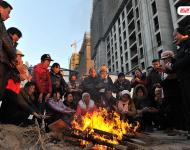 2014年3月份，100多名來自各地的建筑工人來到寧夏銀川鼎輝時(shí)代城二期項(xiàng)目工地上打工，11月2日，項(xiàng)目正式停工，但工友們一年來的血汗錢卻始終沒有下發(fā)，“光跑勞動監(jiān)察大隊(duì)就不下10次，但每次都說已經(jīng)處理了，要我們回去等消息?！?2月31日，工友們來到銀川市公安局金鳳分局，但是打聽了一圈卻始終沒找到這起案件的負(fù)責(zé)人。又跑了一天的工友們帶著重重心事再次回到工地，升起了一堆篝火取暖?！暗仍┘倨谝贿^，我們還得去要錢，要不到錢就不回家過年了！”新華社記者 彭昭之 攝