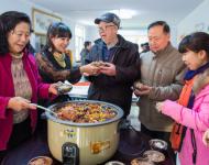1月4日，內(nèi)蒙古呼和浩特市玉泉區(qū)清泉街社區(qū)志愿者為社區(qū)居民盛臘八粥。當(dāng)日，呼和浩特市玉泉區(qū)清泉街社區(qū)舉辦“溫暖臘八粥 濃濃鄰里情”活動，喜迎即將到來的“臘八節(jié)”。新華社發(fā) 丁根厚 攝