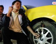 2004年12月6日下午，福建泉州，因一家面臨停產(chǎn)的服裝加工廠，拖欠15名工人3個(gè)月工資及1個(gè)月押金，工人聲稱沒有錢吃飯了，10多名工人只好集資12元買來一條鐵鏈鎖，把老板的轎車前輪鎖住。記者獲悉前往采訪，老板看到記者到來，從車間后面一“秘密通道”（平時(shí)鐵門緊鎖的消防通道）開溜。隨后，記者與老板通上電話，老板稱沒有拖欠3個(gè)月工資，而是1個(gè)月。小洪/視覺中國