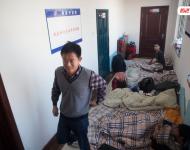 2015年12月20日，吉林長春，近百打工者為討要300萬工資“蝸居”在東奧建設(shè)集團(tuán)有限公司辦公大樓。據(jù)了解，2013年到2014年，這些人在東奧的一個(gè)建筑工地打工，大多數(shù)人都是木匠。在2014年10月，東奧公司位于鐵北的“汽博嘉園”項(xiàng)目就已完工，可到現(xiàn)在，還欠著他們300多萬元的工資沒有結(jié)清。而東奧公司則說，他們確實(shí)欠下了勞務(wù)公司的工資，原因是開發(fā)商有上千萬元的進(jìn)度款和尾款沒有結(jié)算。視覺中國