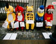 2013年1月31日，北京，“憤怒的小鳥”、“加菲貓”、“唐老鴨”和“財(cái)神爺”等5個(gè)不同的卡通人物匯聚在中央人民廣播電臺外，以靜坐的方式討薪，希望得到社會關(guān)注。據(jù)討薪隊(duì)伍負(fù)責(zé)人表示，他們5人代表31名農(nóng)民工兄弟進(jìn)京尋求社會幫助。因其2012年在河北張家口張北縣承建博天糖業(yè)、華林商廈、九鼎家具城、張北塞那都滑雪場四個(gè)工地消防工程工作，完工后被欠工款28萬余元，致使31名工人無錢回家過年，故想以此方式博得社會關(guān)注，幫助工友討回血汗錢。王王/視覺中國
