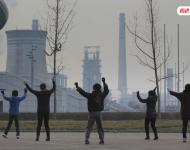 圖為耗資13億建成的邯鄲武安市體育館外，本地的不少中年婦女，每天會(huì)在固定時(shí)間來到這里：她們背對(duì)體育館，面向文安鋼鐵廠，跳起了廣場舞。邯鄲武安市區(qū)有十幾個(gè)鋼鐵廠、電廠、焦化廠包圍，不管刮什么風(fēng)，城區(qū)污染都很嚴(yán)重。視覺中國