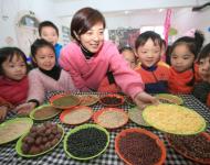 1月4日，內(nèi)蒙古呼和浩特市玉泉區(qū)清泉街社區(qū)一位老人在展示臘八粥食材。當(dāng)日，呼和浩特市玉泉區(qū)清泉街社區(qū)舉辦“溫暖臘八粥 濃濃鄰里情”活動，喜迎即將到來的“臘八節(jié)”。新華社發(fā) 丁根厚 攝
