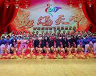 晚會結(jié)束，市領(lǐng)導(dǎo)與演出人員合影
